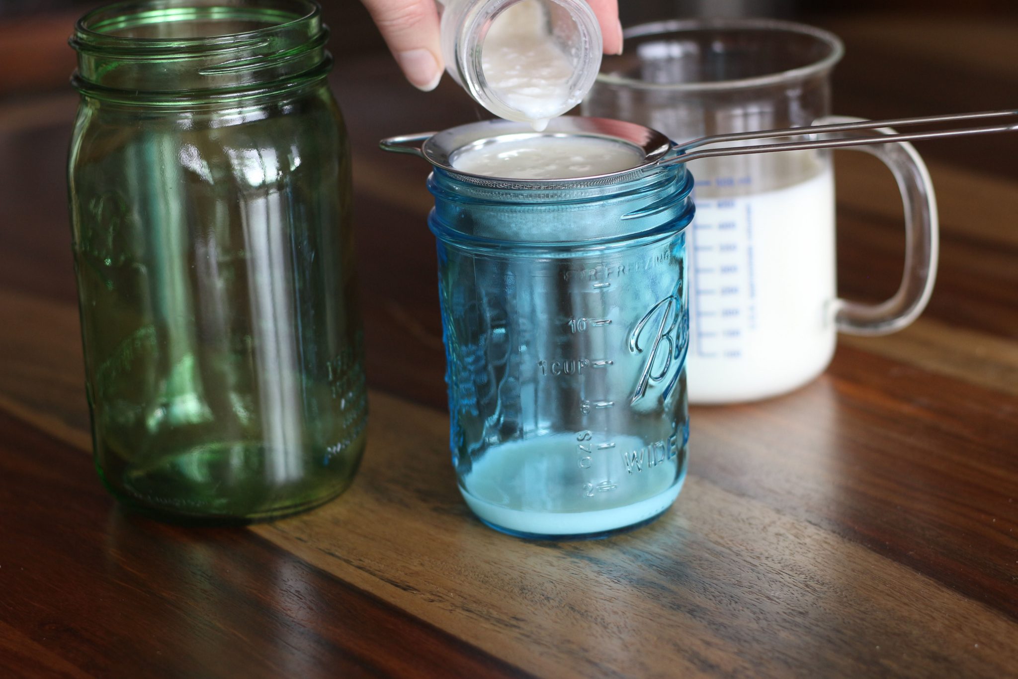 https://www.culturedfoodlife.com/wp-content/uploads/2014/08/Kefir-straining.jpg