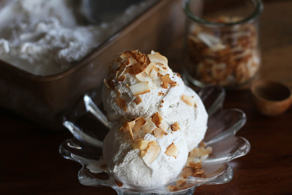 https://www.culturedfoodlife.com/wp-content/uploads/2014/08/coconut-ice-cream-4.jpg