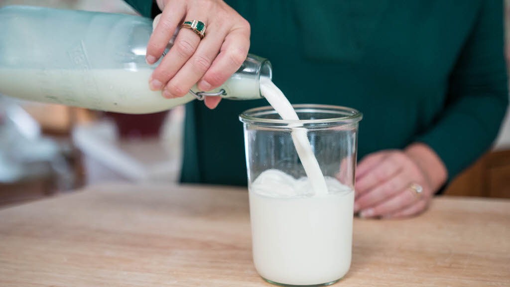 Easy Kefir Milk Pouring